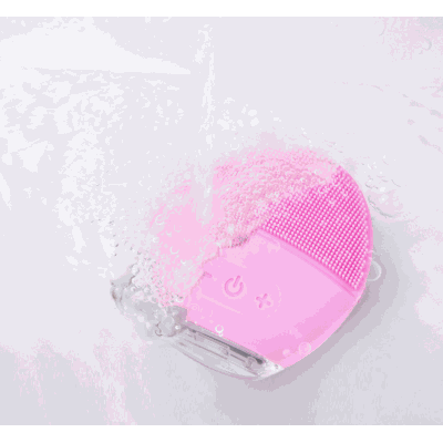 Rechargeable Face Wash Artifact underwater showcasing its waterproof feature.