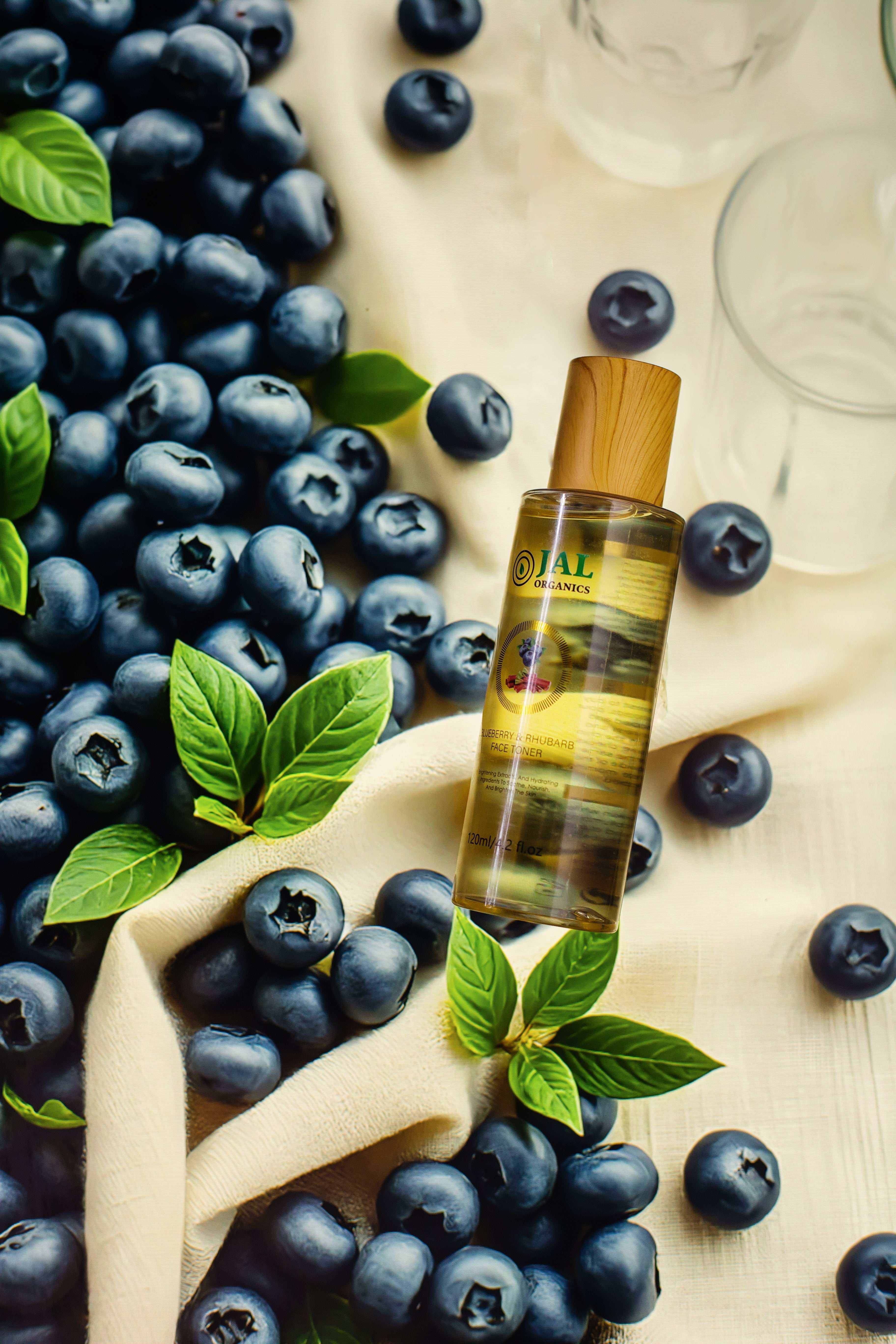 Blueberry and Rhubarb Toner with wild blueberry extracts for refined and radiant skin.